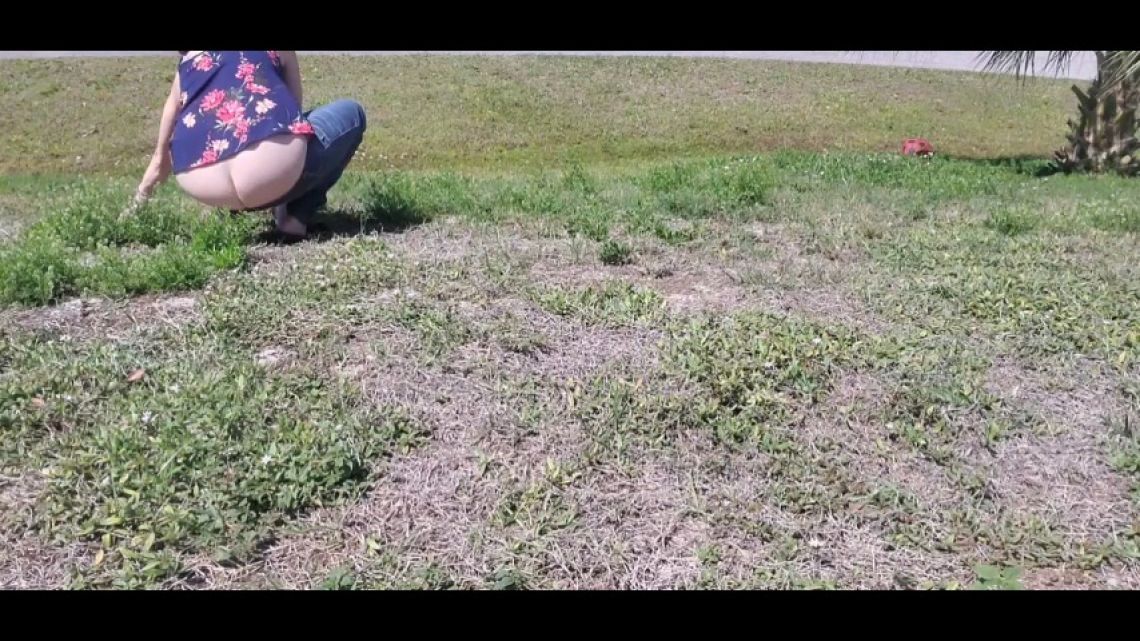 Pulling Weeds With Booty crack Out