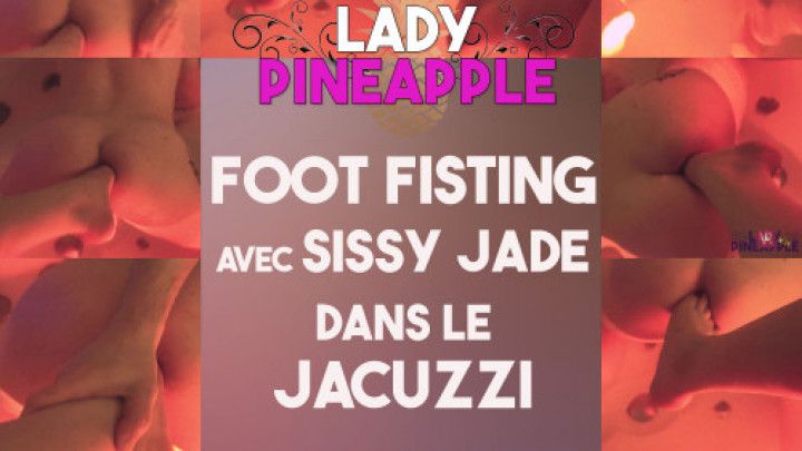 Foot fisting dans le jacuzzi avec sissy jade