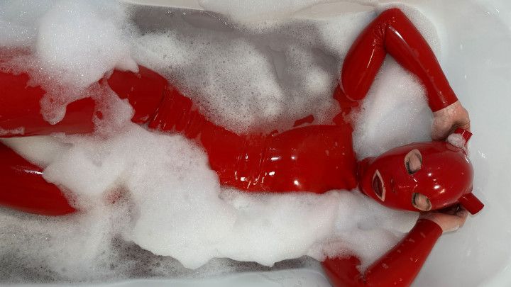 Splish splash latex masturbation in bathtub
