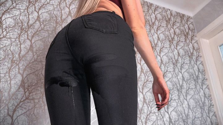 Self wetting in pantyhose and black skinny jeans