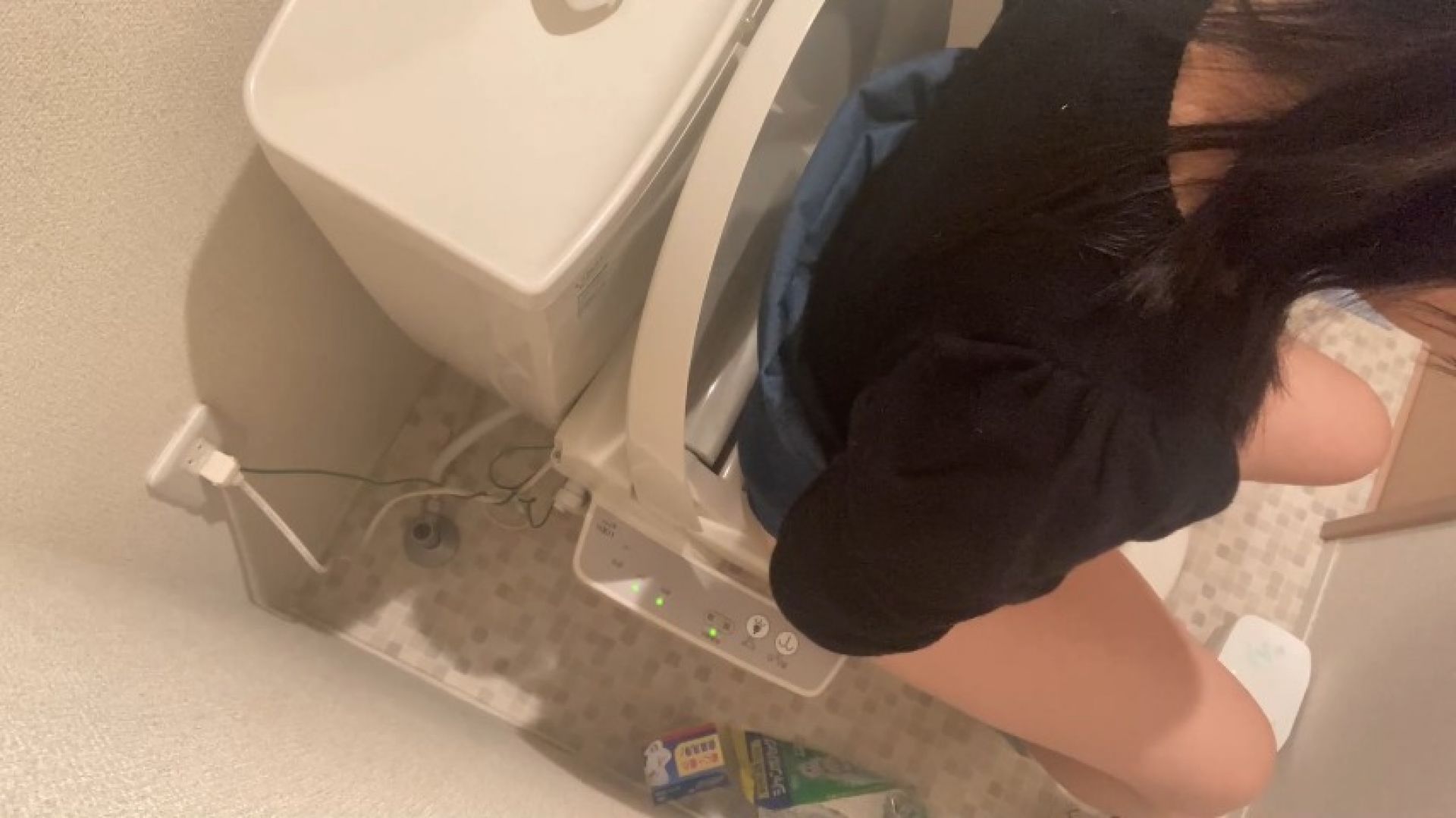 Peeping at mako's pee