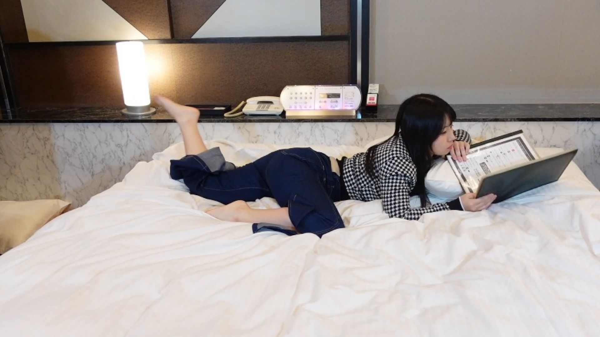 mako farts while relaxing in bed