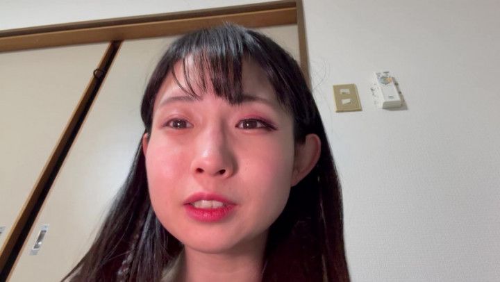 mako Removes makeup and goes bare-faced