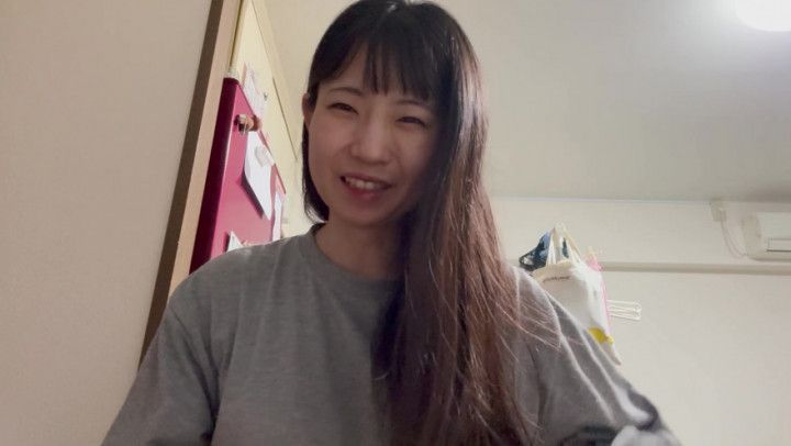 mako Shows her pee first thing in the morning