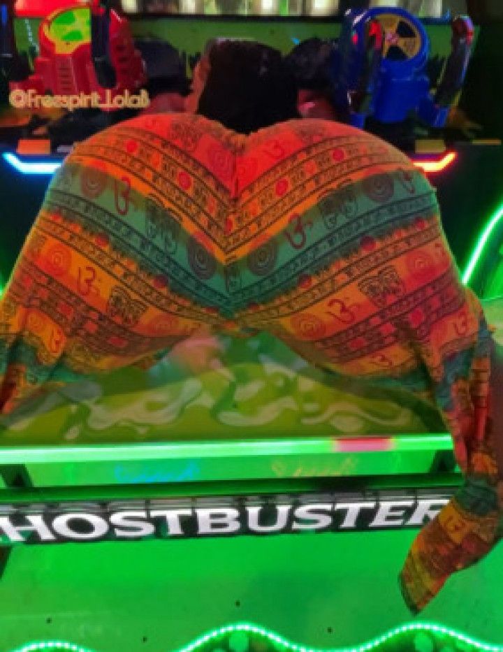 Booty worshipping in the arcade