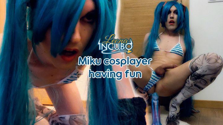 Shemale Miku cosplayer having fun