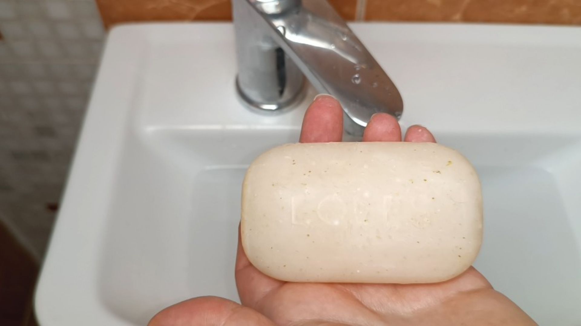 Sensual Hand Soaping: Indulgent Lather and Foam Fantasy