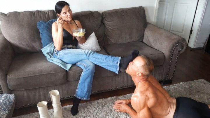 Worshiping the REEKY, sweaty black nylons of Goddess Zephy