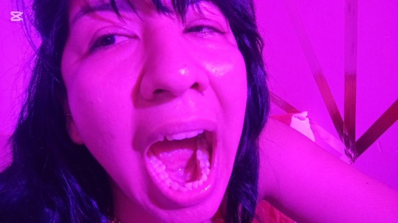 Giant girl put little men in her mouth