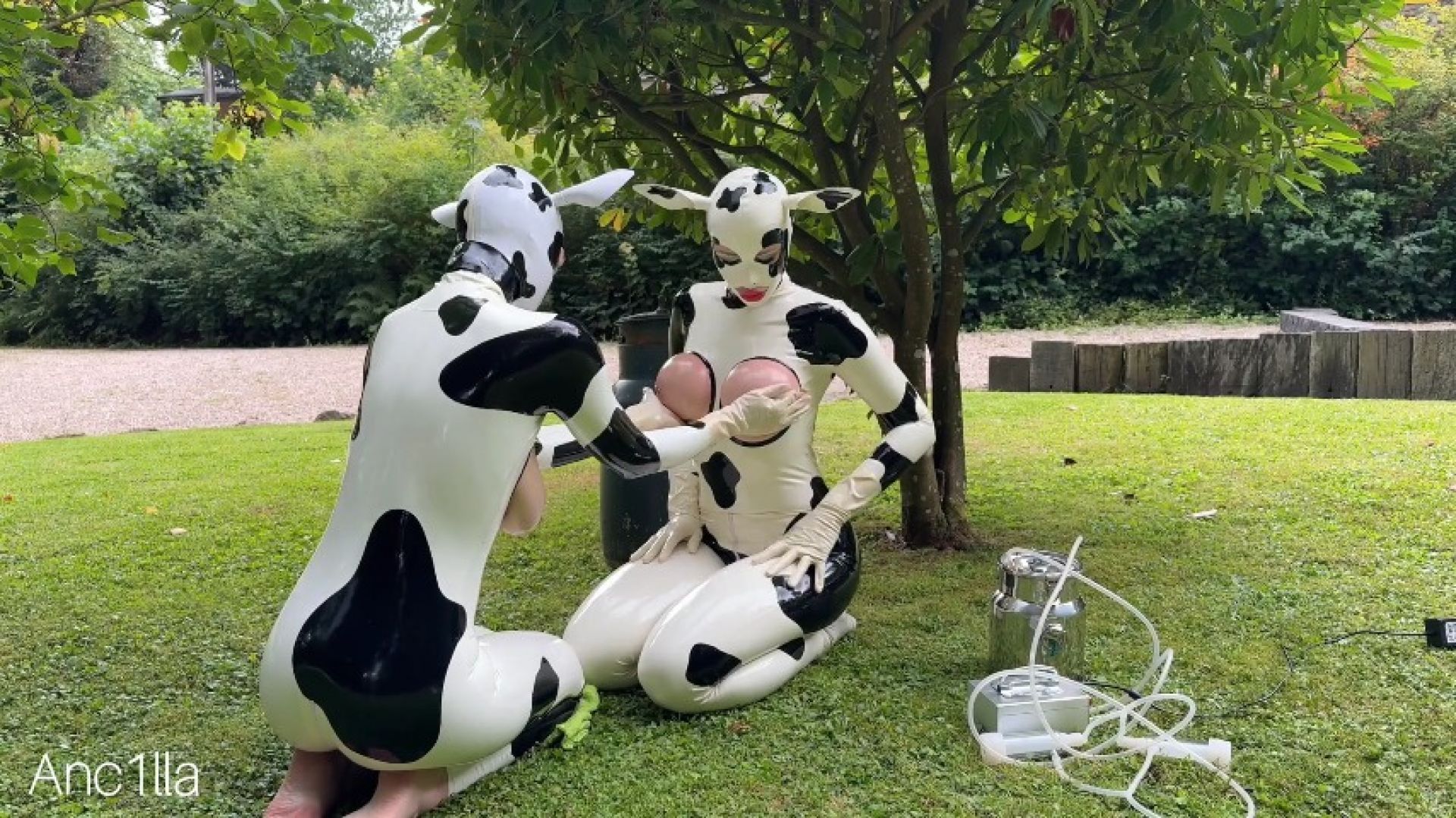 DUO OUTDOOR HUCOW MILKING SESSION IN LATEX