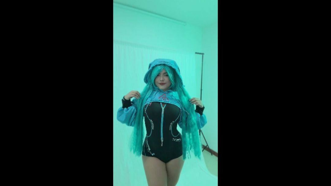 Hatsune Miku is so legendary