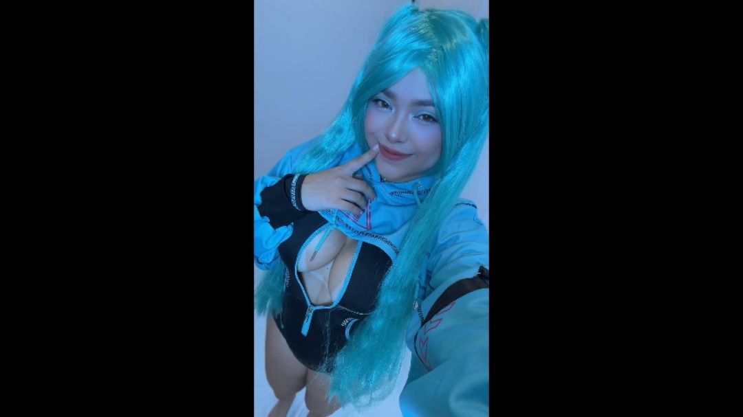 Hatsune Miku cosplay and Song