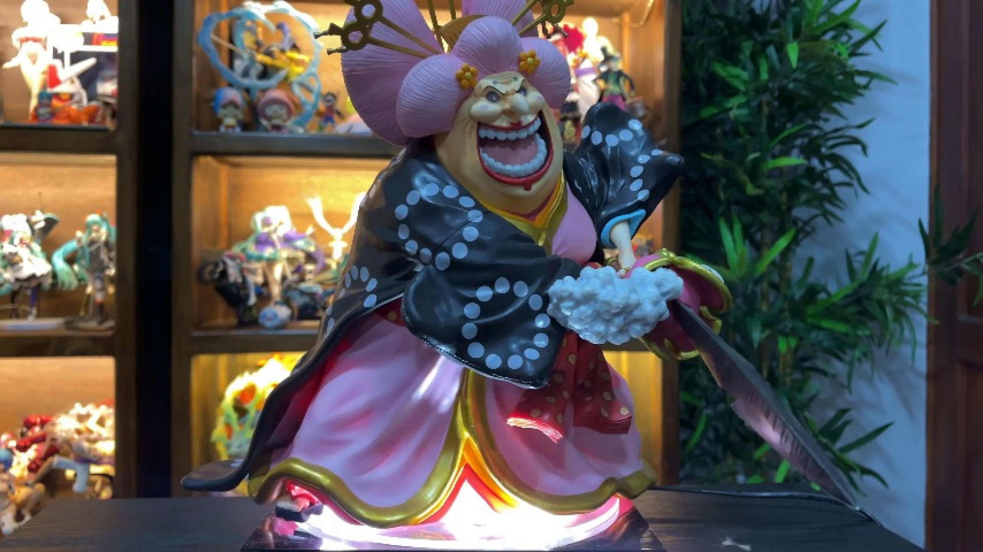 Big step-Mom Figure Showcase Epic Lightning Detail
