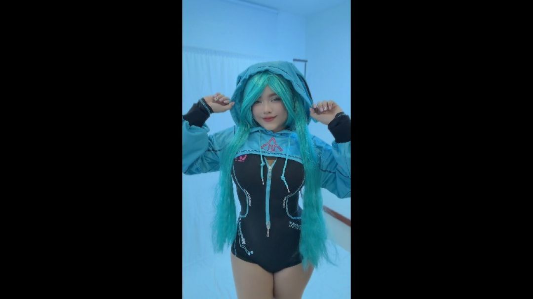 Hatsune Miku dancing to Reggaeton