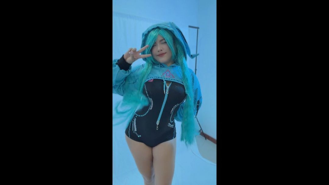 Hatsune Miku Cyberpunk outfit photoshoot