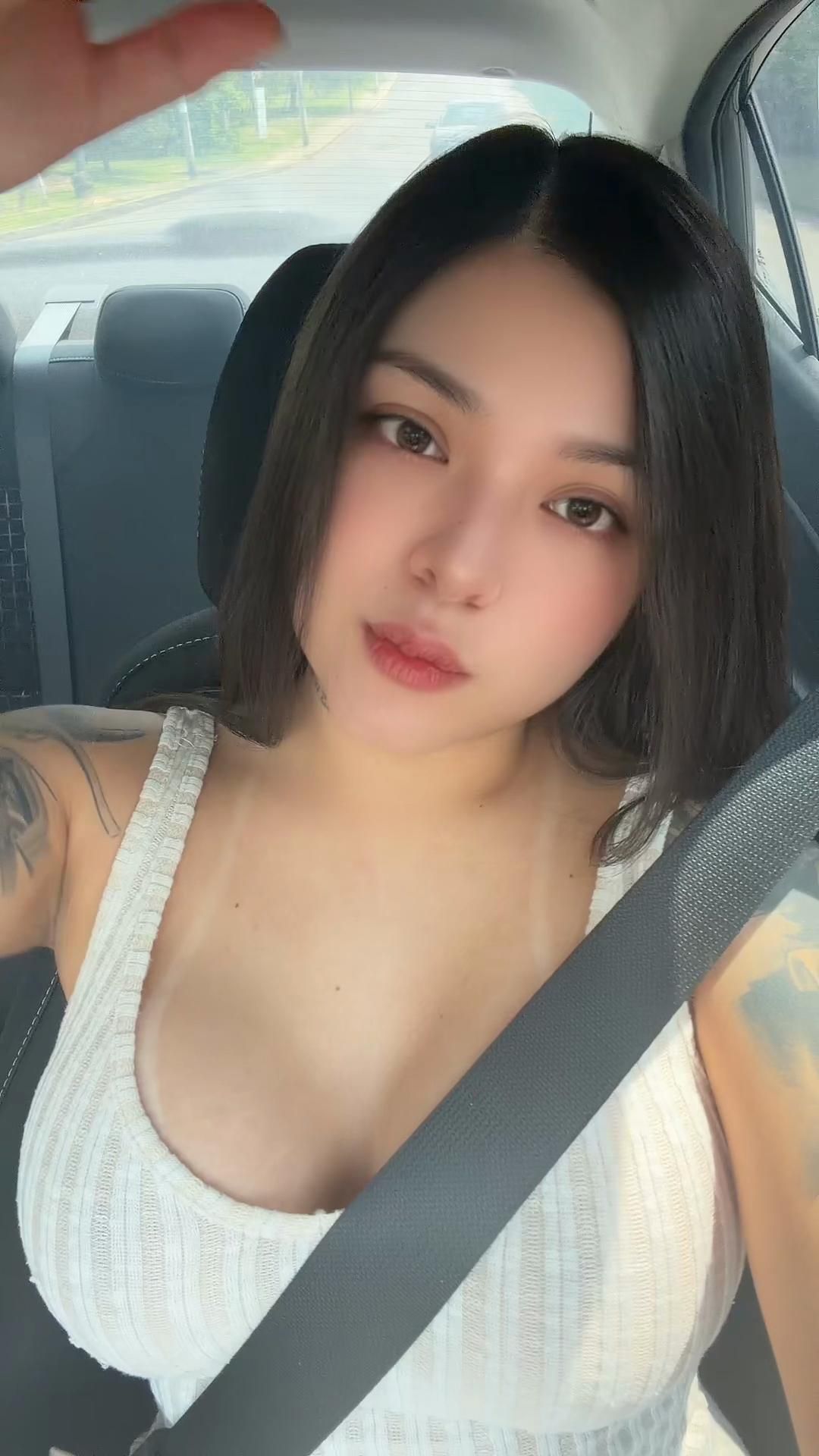 Chilling in my car recordinbg some mobiles