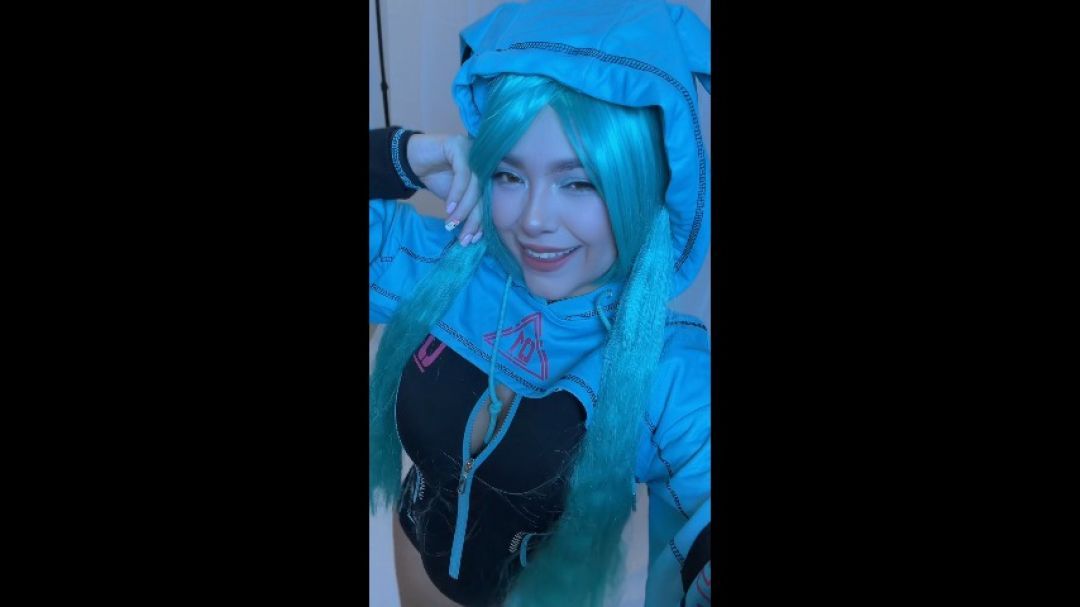 Hatsune Miku dancing Reggaeton nice and good