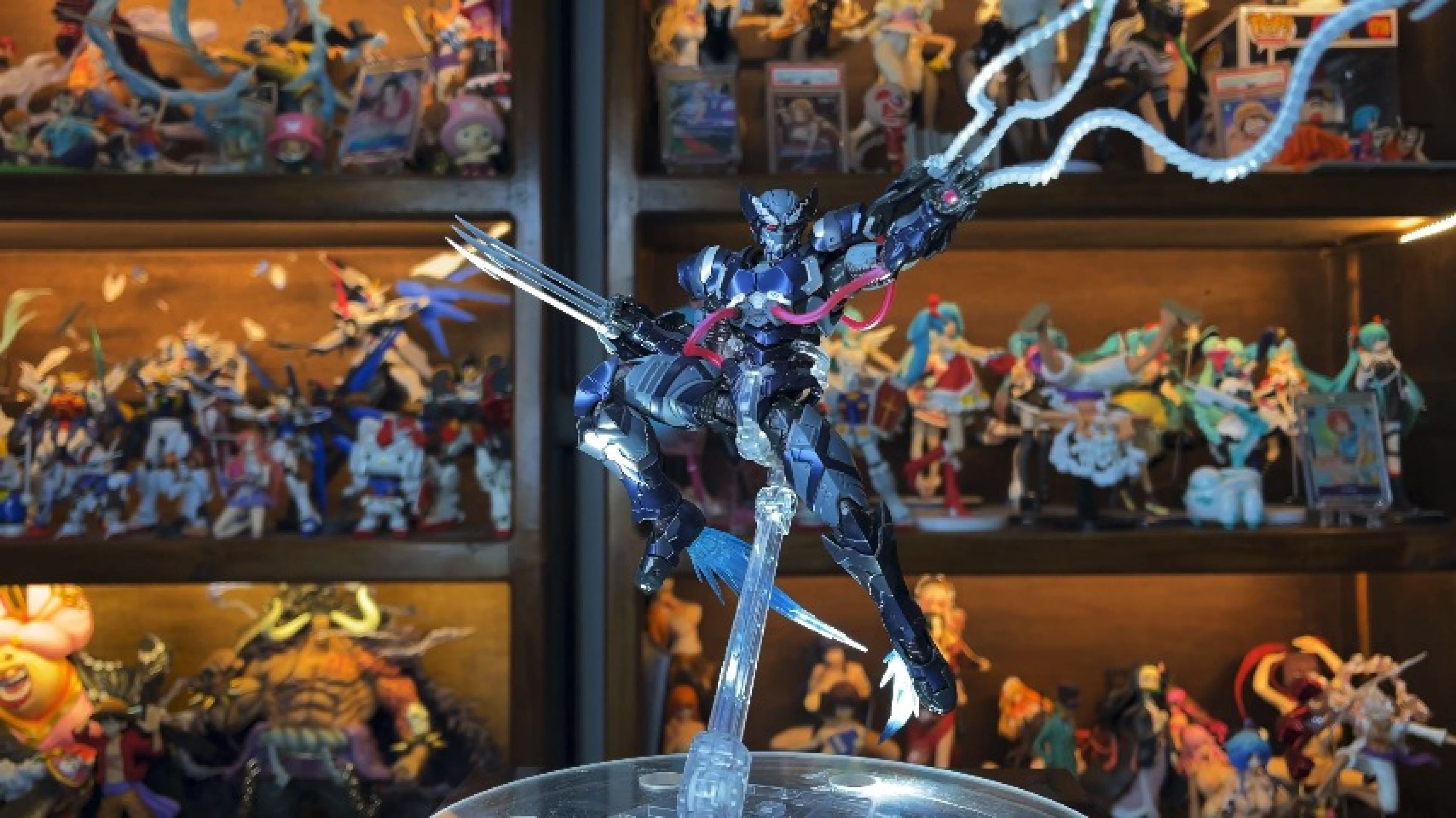 Tech-On Avengers Wolverine S.H. Figuarts Figure Showcase
