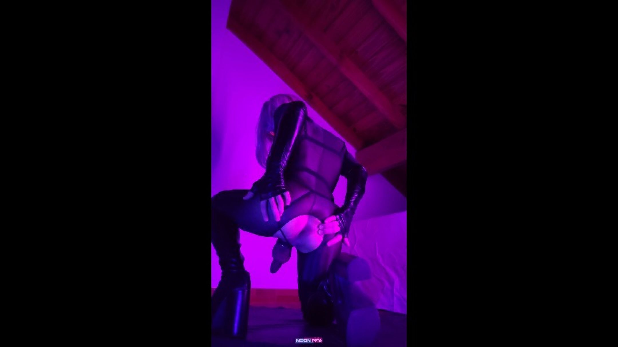 GOTH FUTA BIMBO + BLACK LIGHT - 10Min