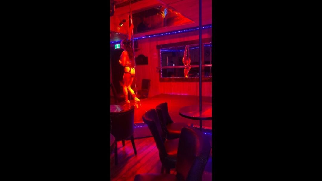 Voyeur pole show