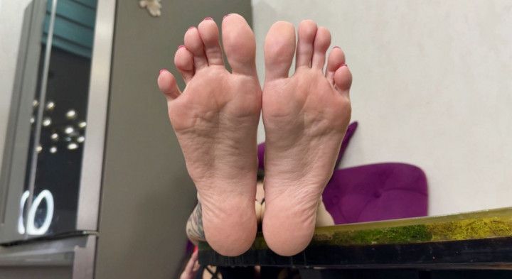 My pretty soft soles, long toes and wrinkled soles