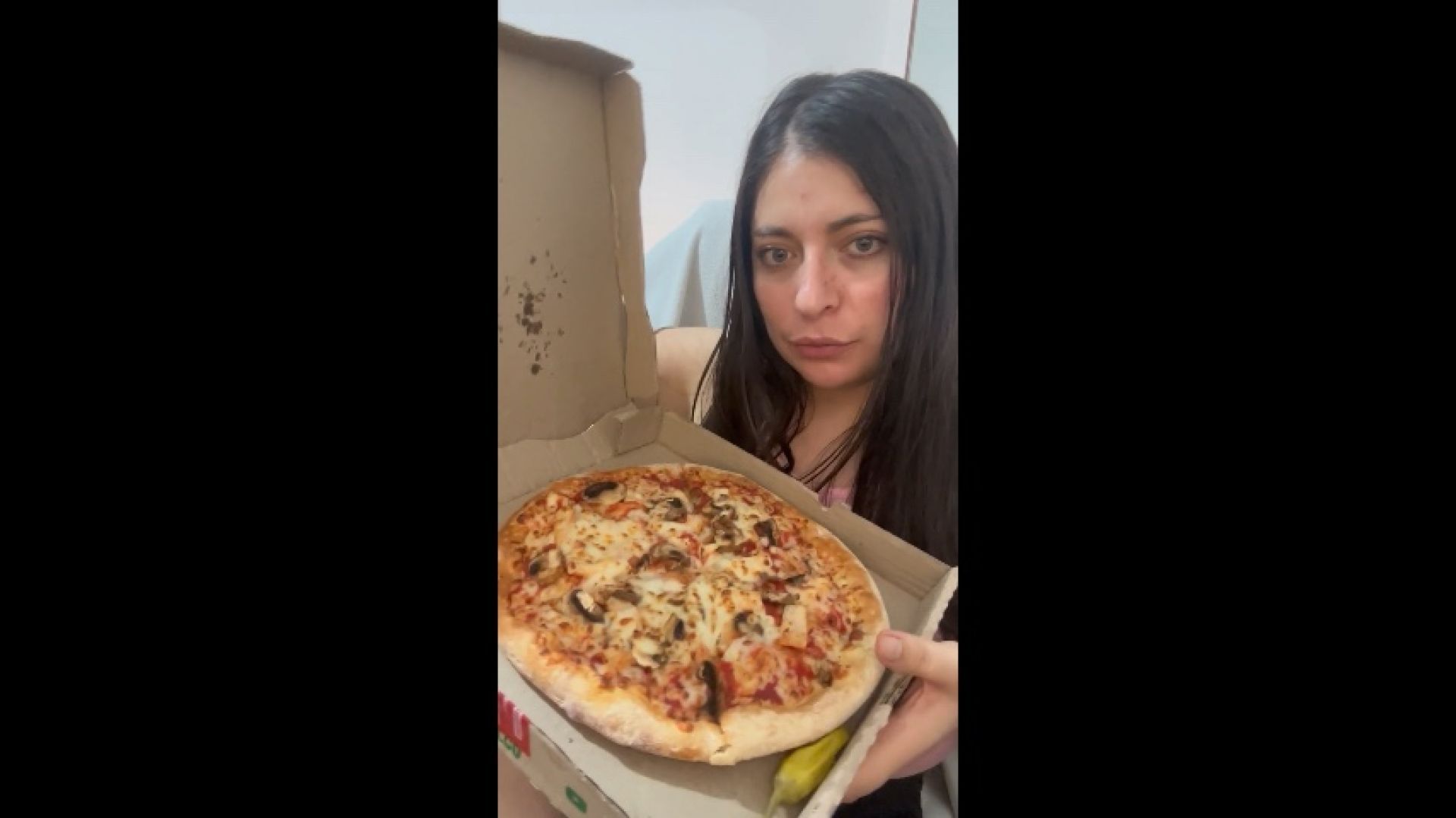 Eating pizza