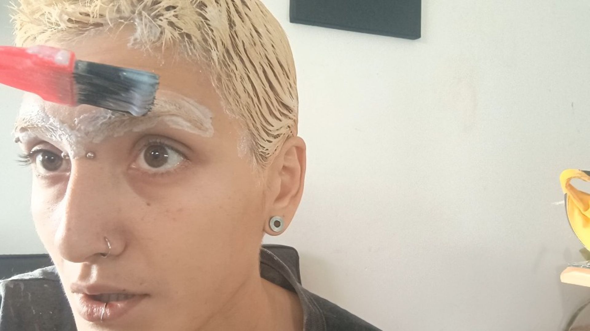 bleaching eyebrows
