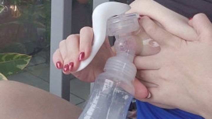 Alternative MILF Expresses her Mummy Milkers with Hand Pump