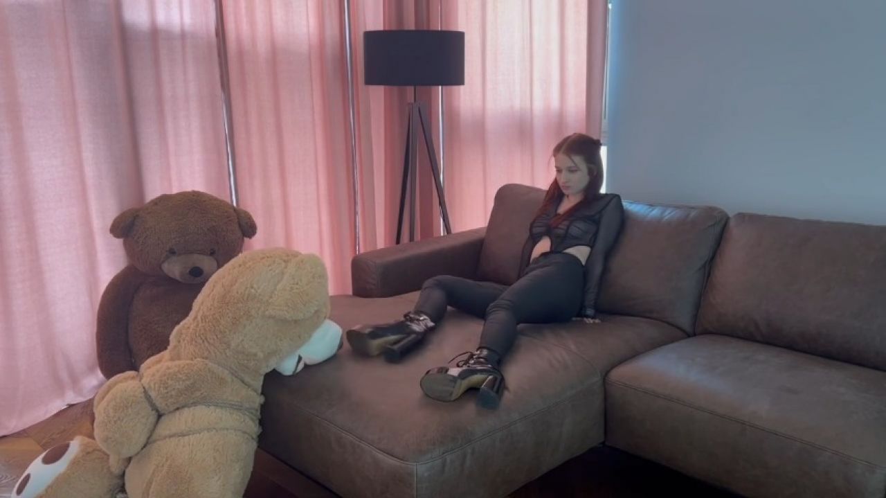 Urocza domina na sesji femdom bondage z misiem