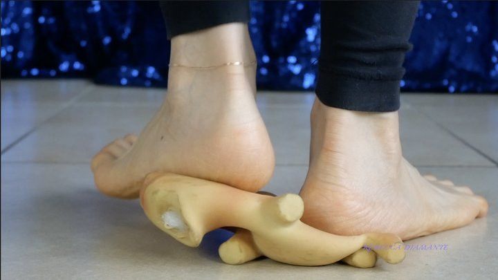 ASMR Crush Barefeet: piglet