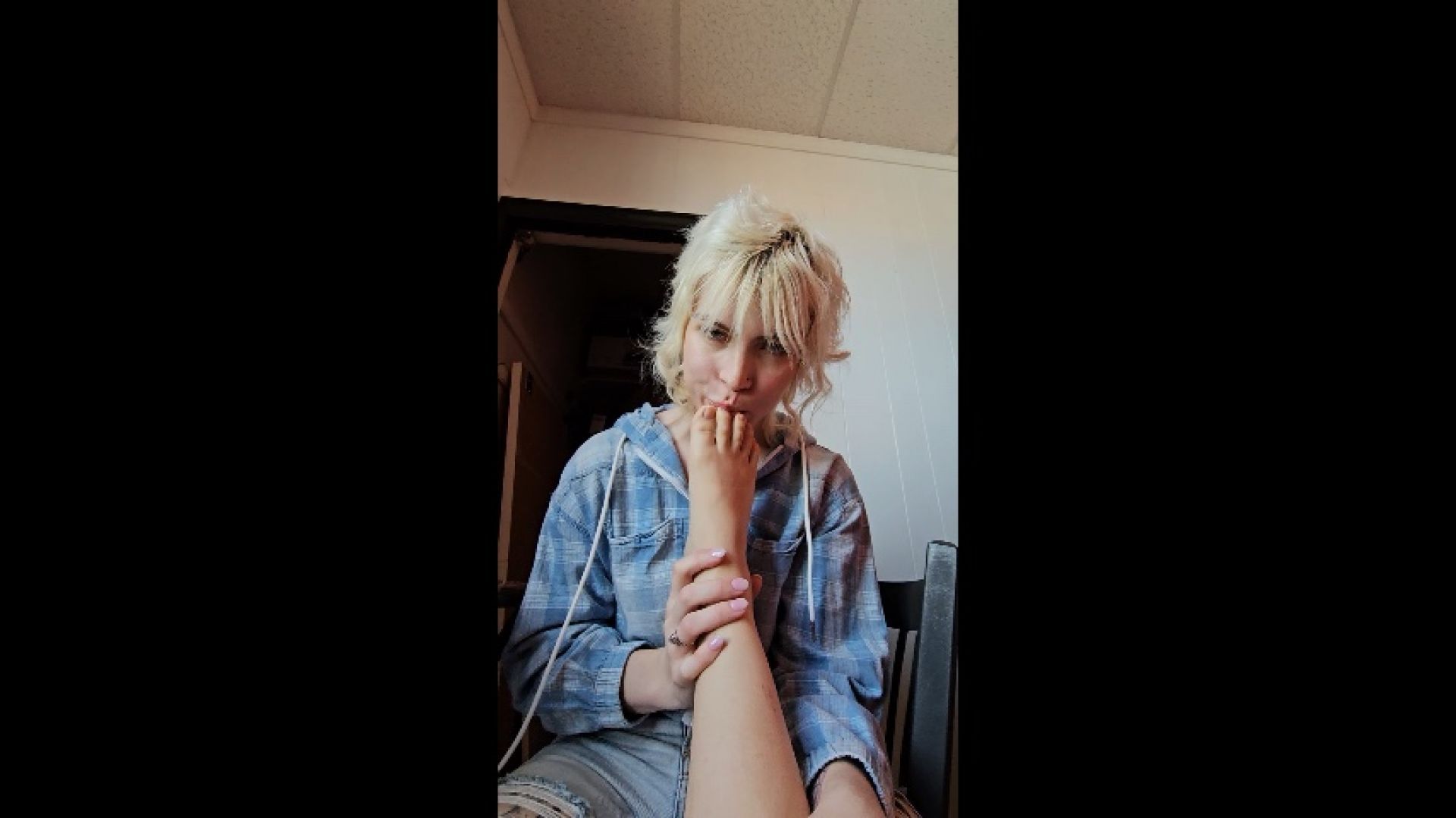 Trans Bombshells Suck on Eachothers Toes