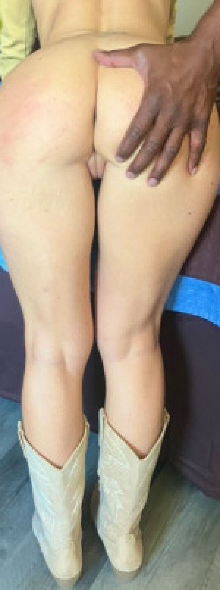 SwampBarbee gets fucked with her boots on