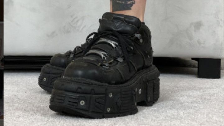 Ballbusting in goth boots