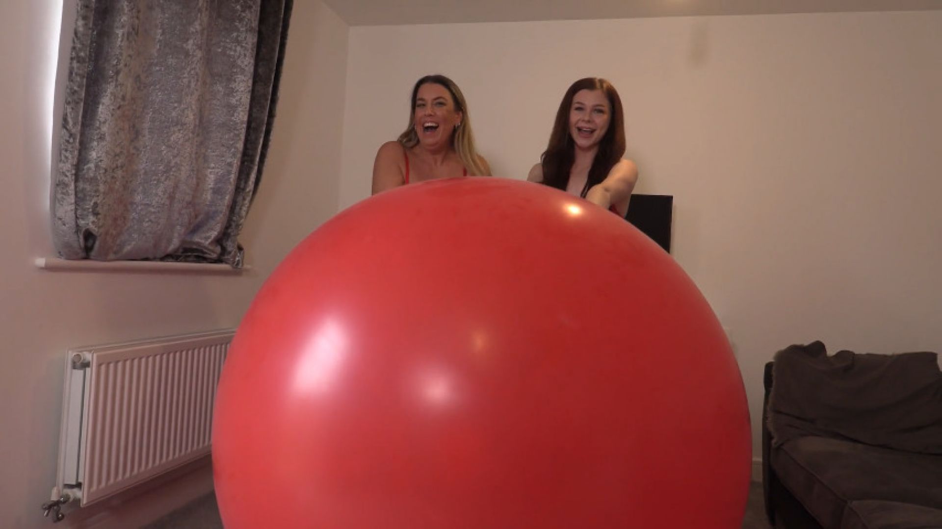 giant balloon popping with maisie lewis