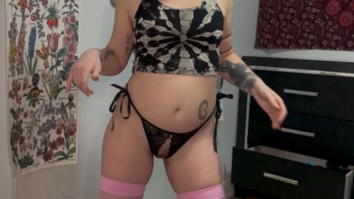 Camgirl tries on panties LIVE