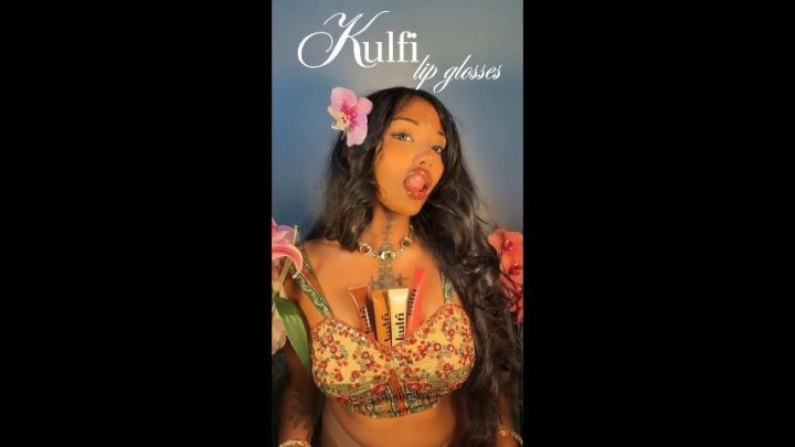 TRYING NEW LIPGLOSSES