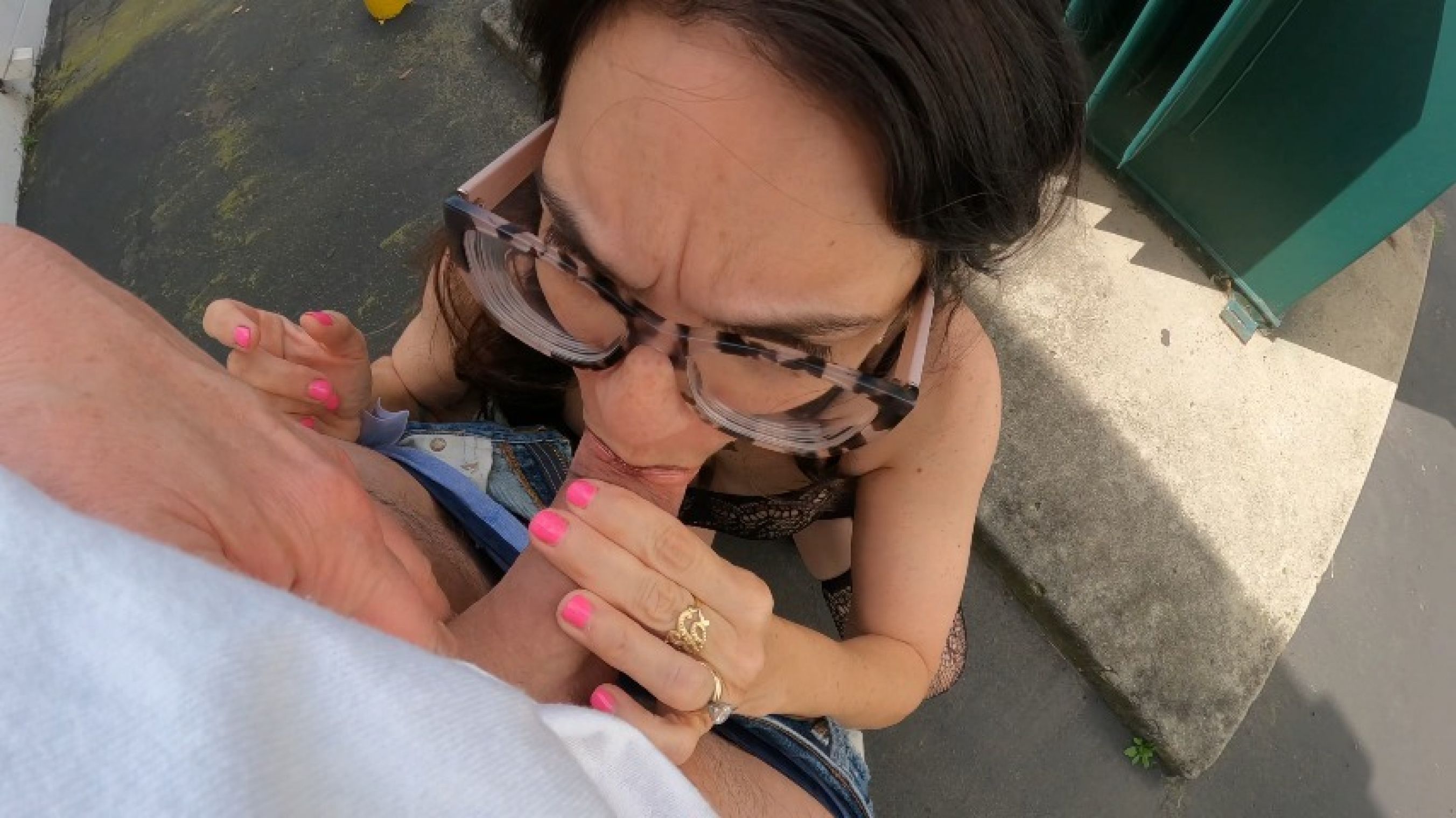 Blowjob facial behind the strip mall