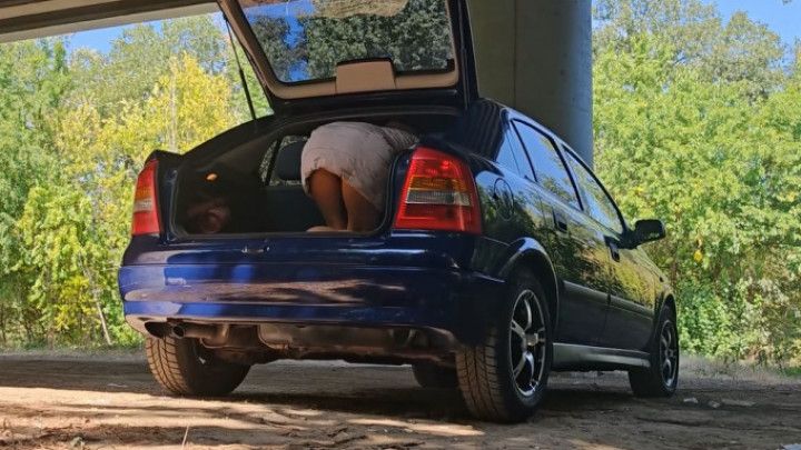 shaking-my-car-while-i-wear-winter-jacket