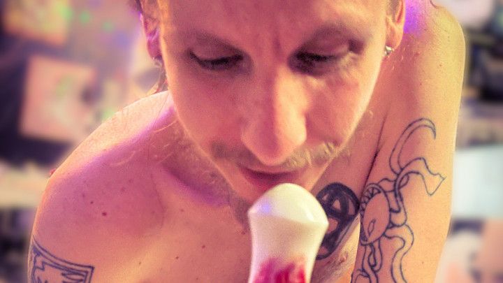 Deepthroats that Strap on cock