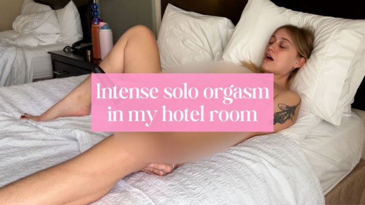 Desperate solo quickie masturbation in hotel