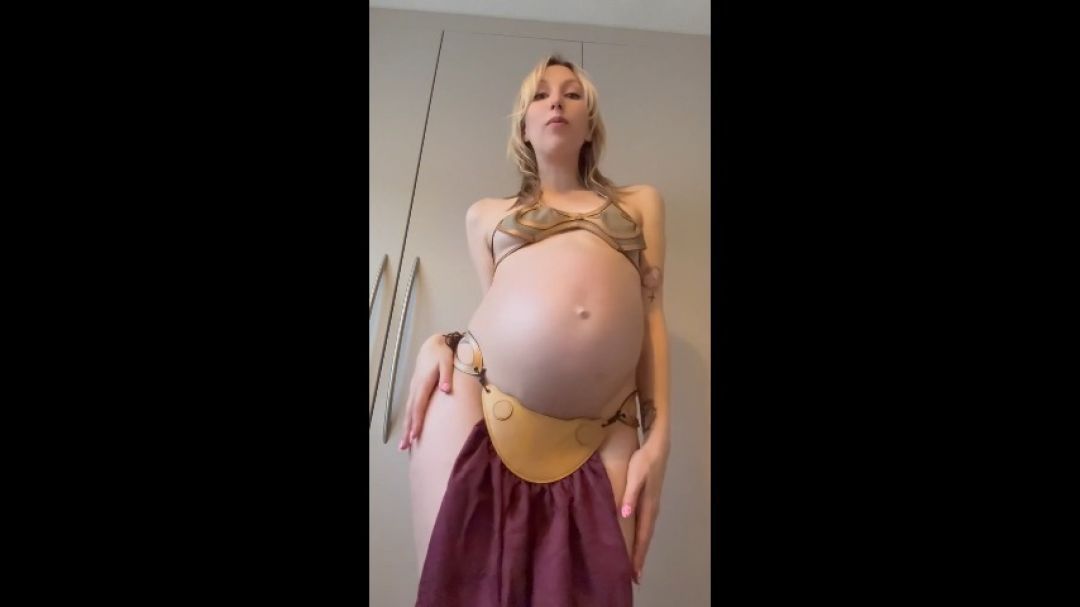 Pregnant Princess Leia plays with her pussy
