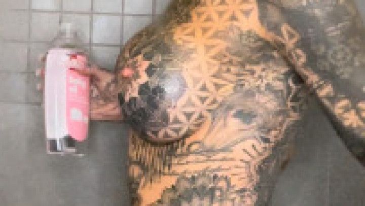 AMBER LUKE FUCKS HERSELF IN THE SHOWER AND CUMS HARD