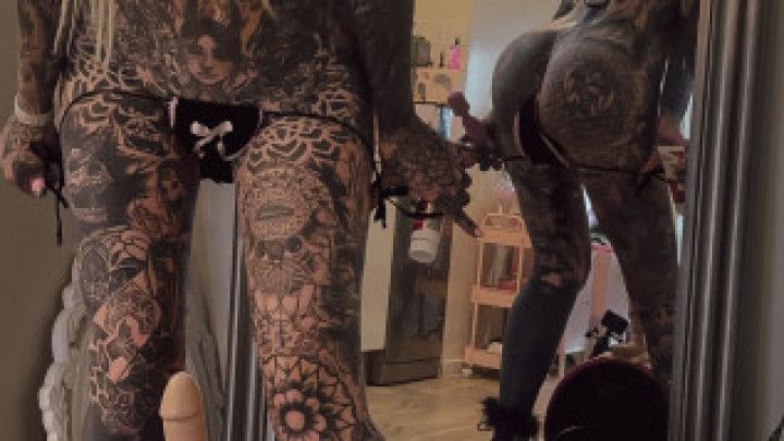 AMBER LUKE FUCKS HERSELF ON A FUCK MACHINE