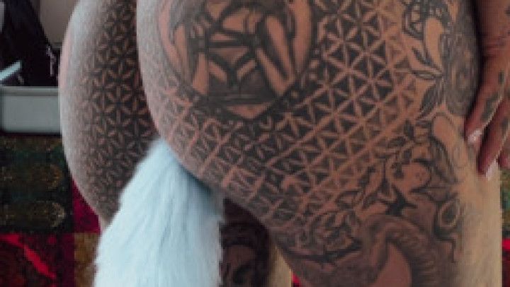 AMBER LUKE RIDES A 8 INCH DILDO AND SQUIRTS