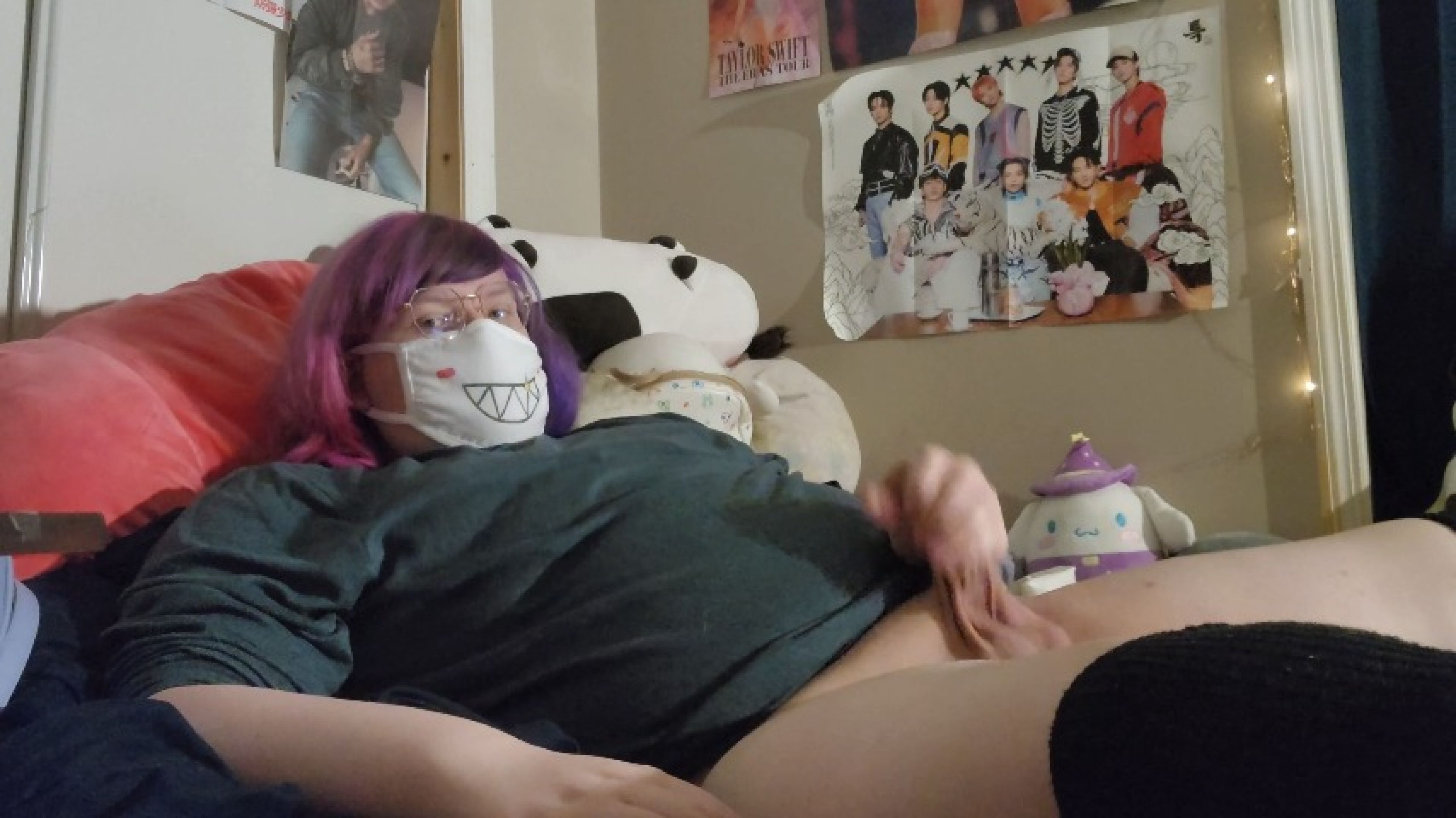 August uses some toys she cums) ;3