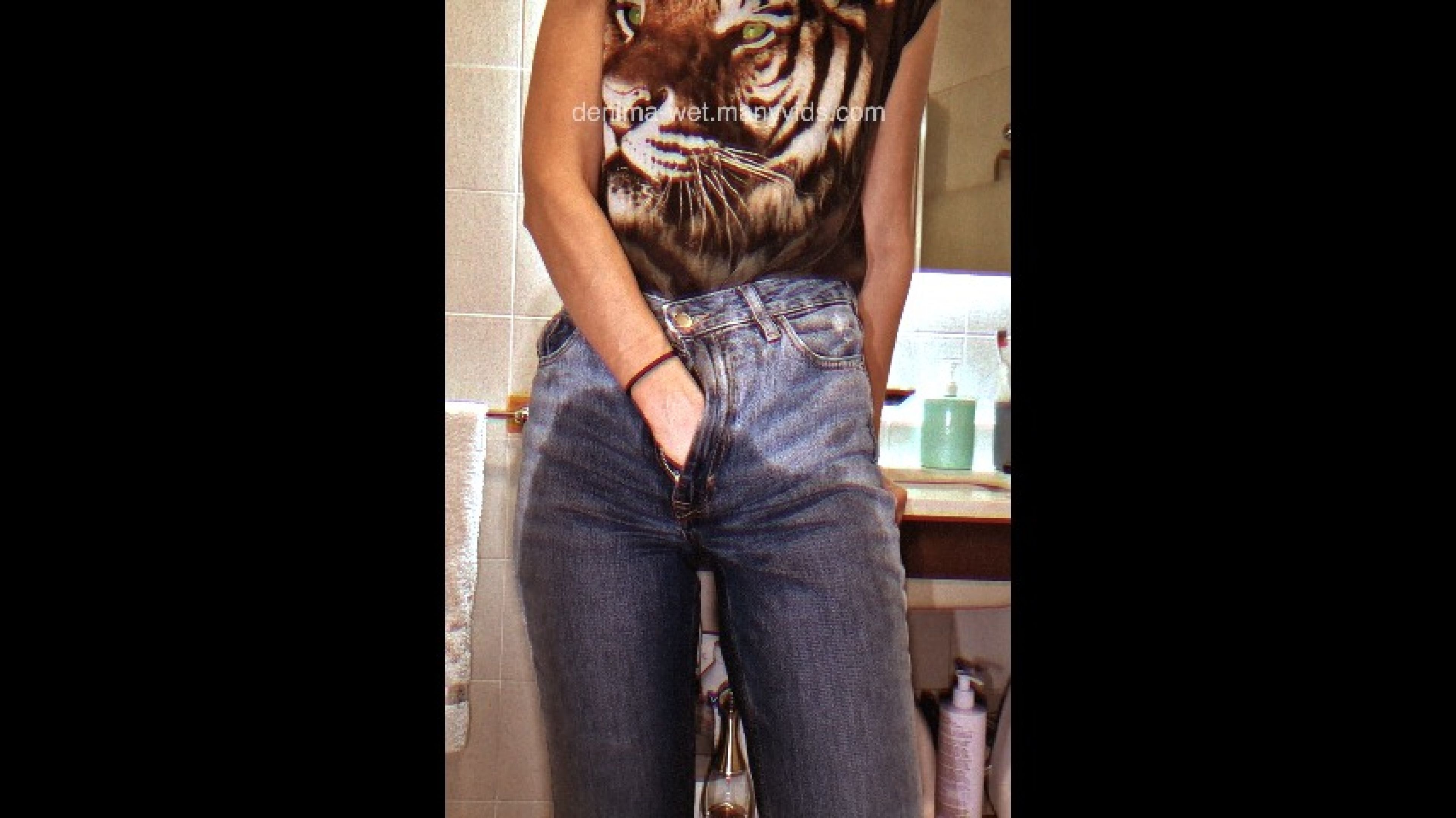 Wetting my high waisted jeans then masturbating