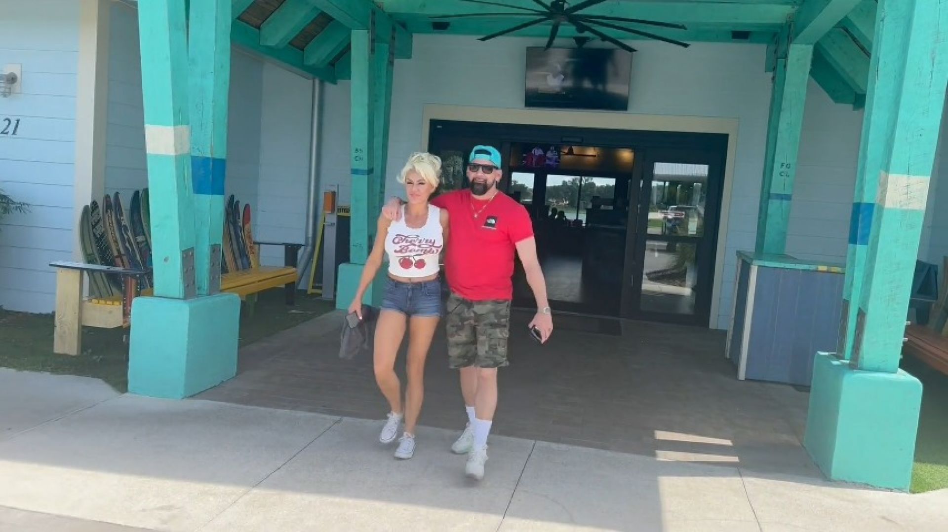 Taylor Vixxen Meets a Random Fan and Makes his Day w/ a BJ