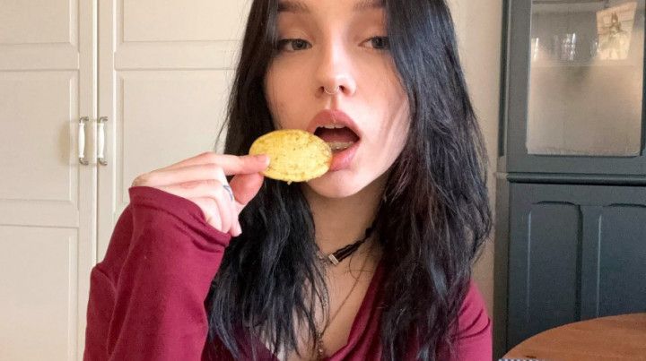 I like eating chips