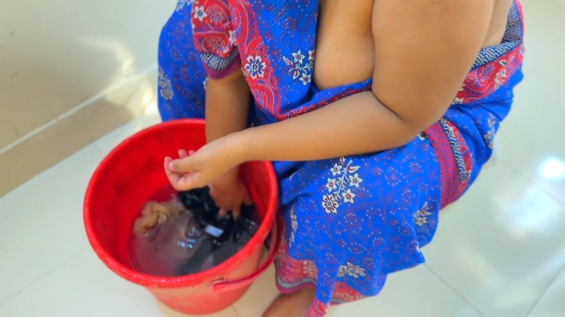 Big Ass &amp; Huge Boobs Aunty Washing Cloths Without Blouse