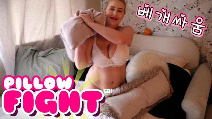 PILLOW FIGHT! FREE SWF